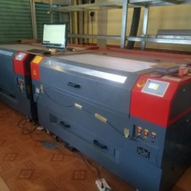 gia công quảng cáo căt khắc laser